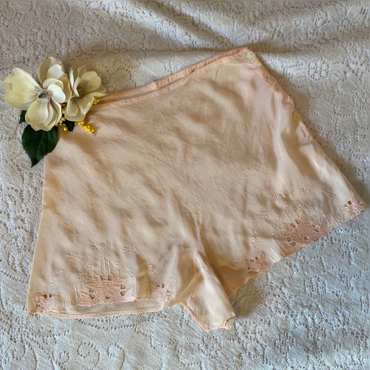 Vintage 1930's Tap Pants | Creamy Peach Silk with Floral Appliques & Embroidery | Size XS - Daggers & Dames