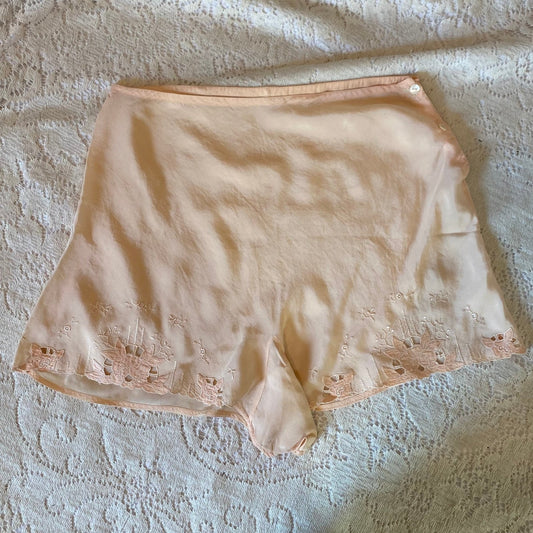 Vintage 1930's Tap Pants | Creamy Peach Silk with Floral Appliques & Embroidery | Size XS - Daggers & Dames