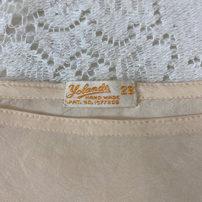 Vintage 1930's Tap Pants | Handsewn Creamy Peach Silk with Floral Embroidery | Size XS, S | Yolande - Daggers & Dames
