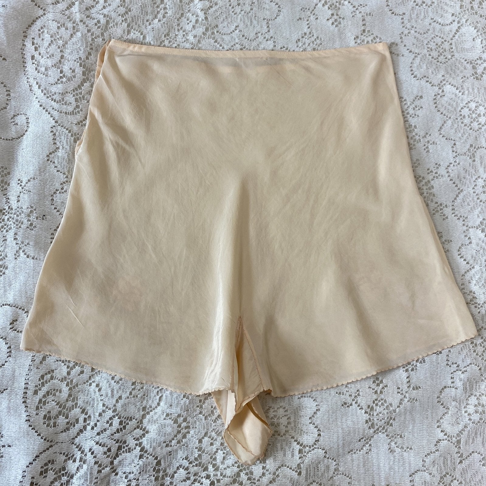 Vintage 1930's Tap Pants | Handsewn Creamy Peach Silk with Floral Embroidery | Size XS, S | Yolande - Daggers & Dames