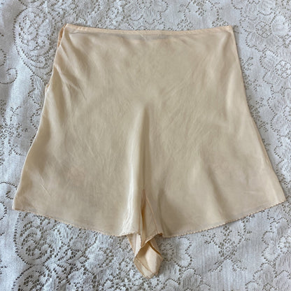 Vintage 1930's Tap Pants | Handsewn Creamy Peach Silk with Floral Embroidery | Size XS, S | Yolande - Daggers & Dames