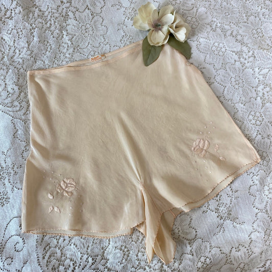 Vintage 1930's Tap Pants | Handsewn Creamy Peach Silk with Floral Embroidery | Size XS, S | Yolande - Daggers & Dames