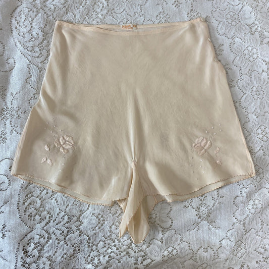 Vintage 1930's Tap Pants | Handsewn Creamy Peach Silk with Floral Embroidery | Size XS, S | Yolande - Daggers & Dames