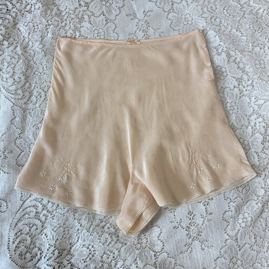 Vintage 1930's Tap Pants | Handsewn Warm Ivory Silk with Floral Embroidery & Lace | Size S | Yolande - Daggers & Dames