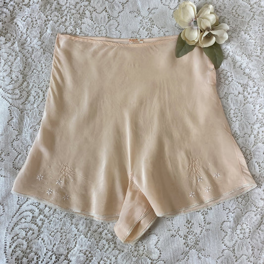 Vintage 1930's Tap Pants | Handsewn Warm Ivory Silk with Floral Embroidery & Lace | Size S | Yolande - Daggers & Dames