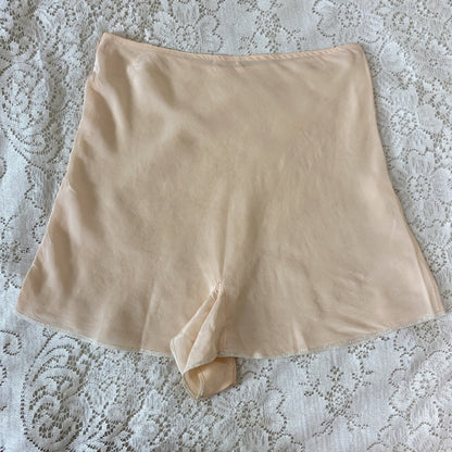 Vintage 1930's Tap Pants | Handsewn Warm Ivory Silk with Floral Embroidery & Lace | Size S | Yolande - Daggers & Dames