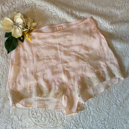 Vintage 1930's Tap Pants | Pale Rosy Peach Silk with Nude Lace & Diamond Stitching | Size S, M | J.C. Penney - Daggers & Dames
