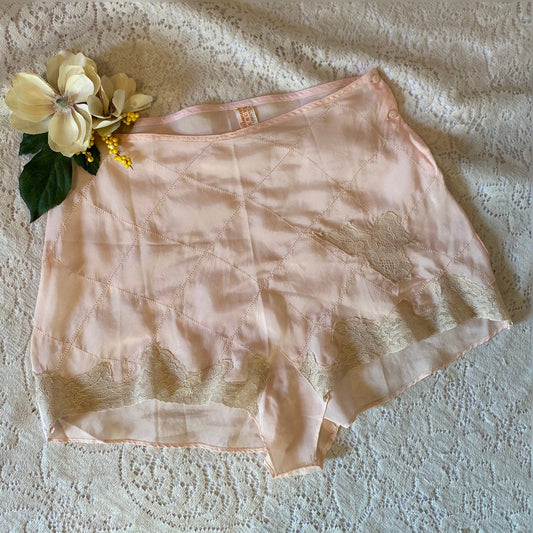 Vintage 1930's Tap Pants | Pale Rosy Peach Silk with Nude Lace & Diamond Stitching | Size S, M | J.C. Penney - Daggers & Dames