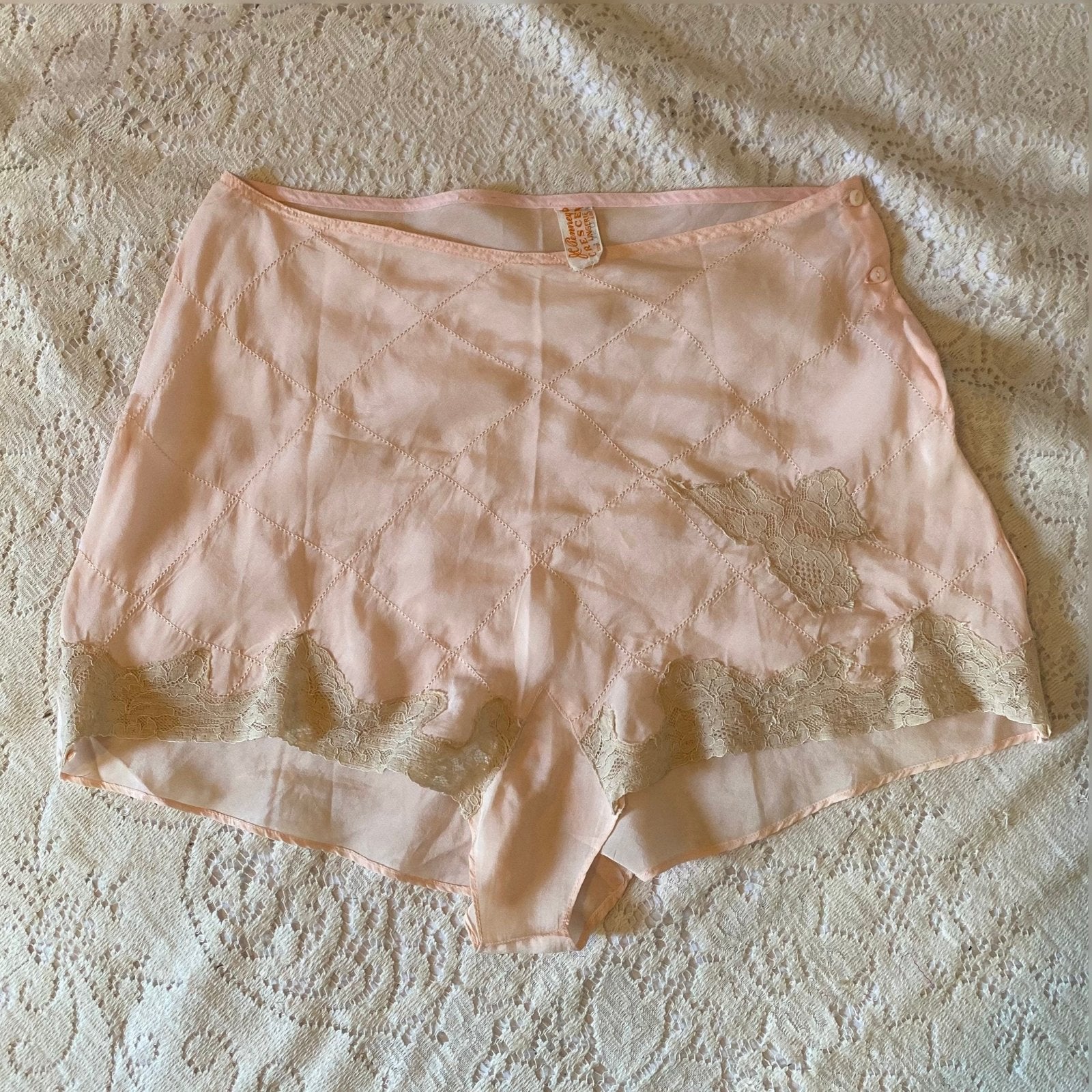 Vintage 1930's Tap Pants | Pale Rosy Peach Silk with Nude Lace & Diamond Stitching | Size S, M | J.C. Penney - Daggers & Dames
