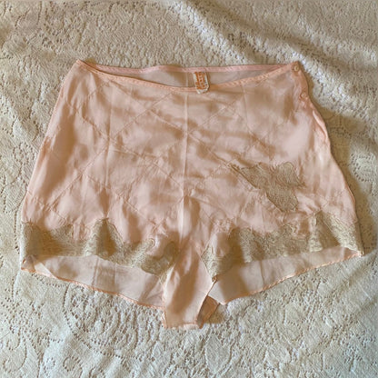 Vintage 1930's Tap Pants | Pale Rosy Peach Silk with Nude Lace & Diamond Stitching | Size S, M | J.C. Penney - Daggers & Dames