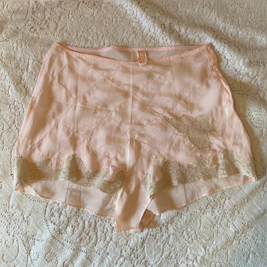 Vintage 1930's Tap Pants | Pale Rosy Peach Silk with Nude Lace & Diamond Stitching | Size S, M | J.C. Penney - Daggers & Dames
