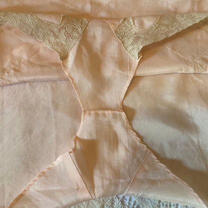 Vintage 1930's Tap Pants | Pale Rosy Peach Silk with Nude Lace & Diamond Stitching | Size S, M | J.C. Penney - Daggers & Dames