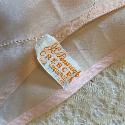 Vintage 1930's Tap Pants | Pale Rosy Peach Silk with Nude Lace & Diamond Stitching | Size S, M | J.C. Penney - Daggers & Dames