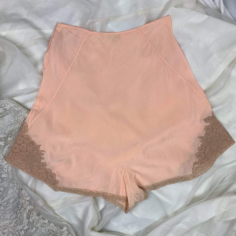 Vintage 1930's Tap Pants | Size M/L | Pale Peach Silk with Nude Floral Alençon Lace | D'Allaird's Coast to Coast - Daggers & Dames