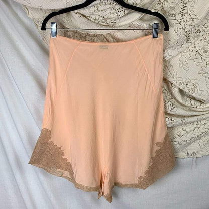 Vintage 1930's Tap Pants | Size M/L | Pale Peach Silk with Nude Floral Alençon Lace | D'Allaird's Coast to Coast - Daggers & Dames