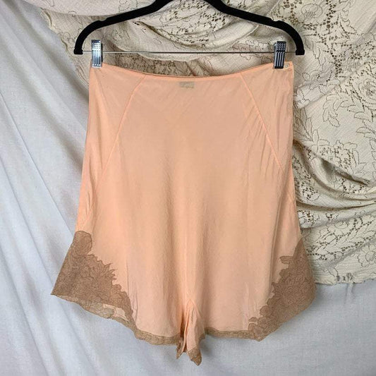 Vintage 1930's Tap Pants | Size M/L | Pale Peach Silk with Nude Floral Alençon Lace | D'Allaird's Coast to Coast - Daggers & Dames
