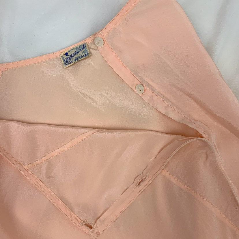 Vintage 1930's Tap Pants | Size M/L | Pale Peach Silk with Nude Floral Alençon Lace | D'Allaird's Coast to Coast - Daggers & Dames