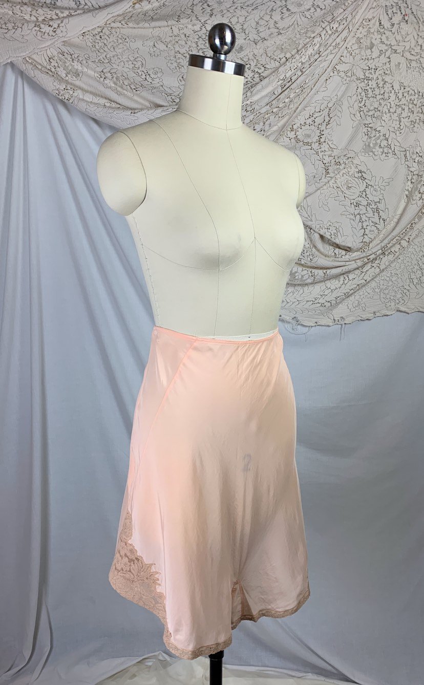 Vintage 1930's Tap Pants | Size M/L | Pale Peach Silk with Nude Floral Alençon Lace | D'Allaird's Coast to Coast - Daggers & Dames