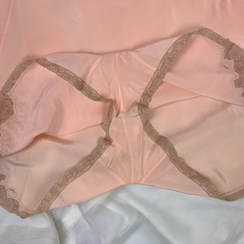 Vintage 1930's Tap Pants | Size M/L | Pale Peach Silk with Nude Floral Alençon Lace | D'Allaird's Coast to Coast - Daggers & Dames