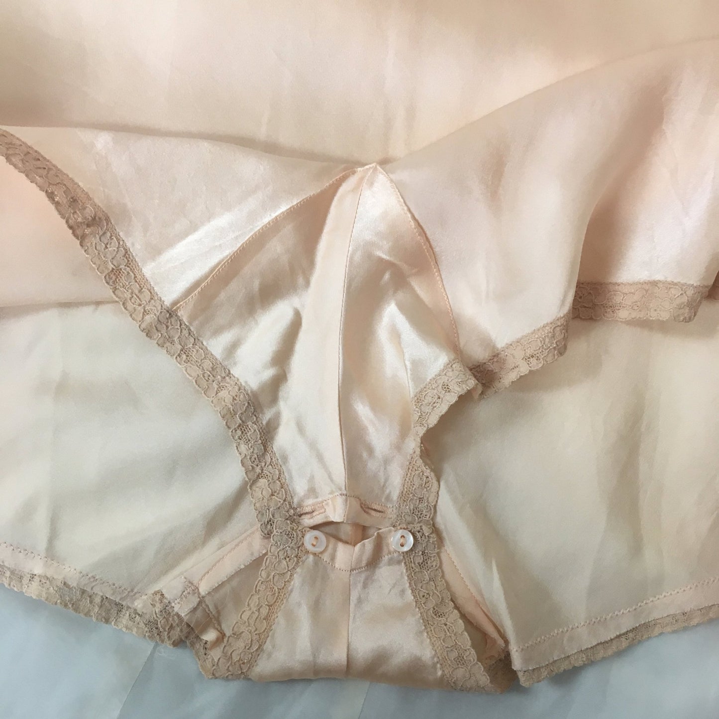 Vintage 1930's Teddy Chemise | Light Peach Silk with Alençon Lace & Ribbon Tie | Dunning Pure Silk | Size LG - Daggers & Dames