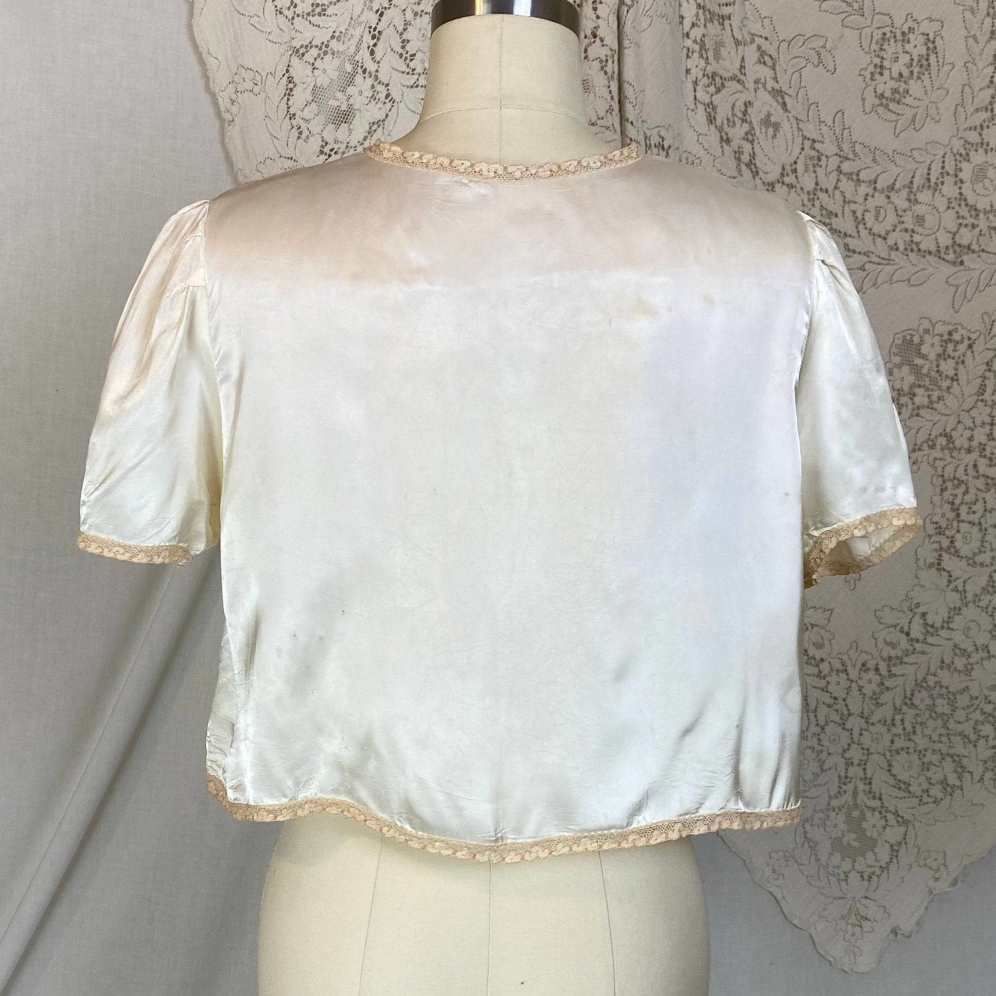 Vintage 1940's Bed Jacket | Pale Champagne Ivory Rayon Satin with Warm Nude Lace | Size XS, S - Daggers & Dames