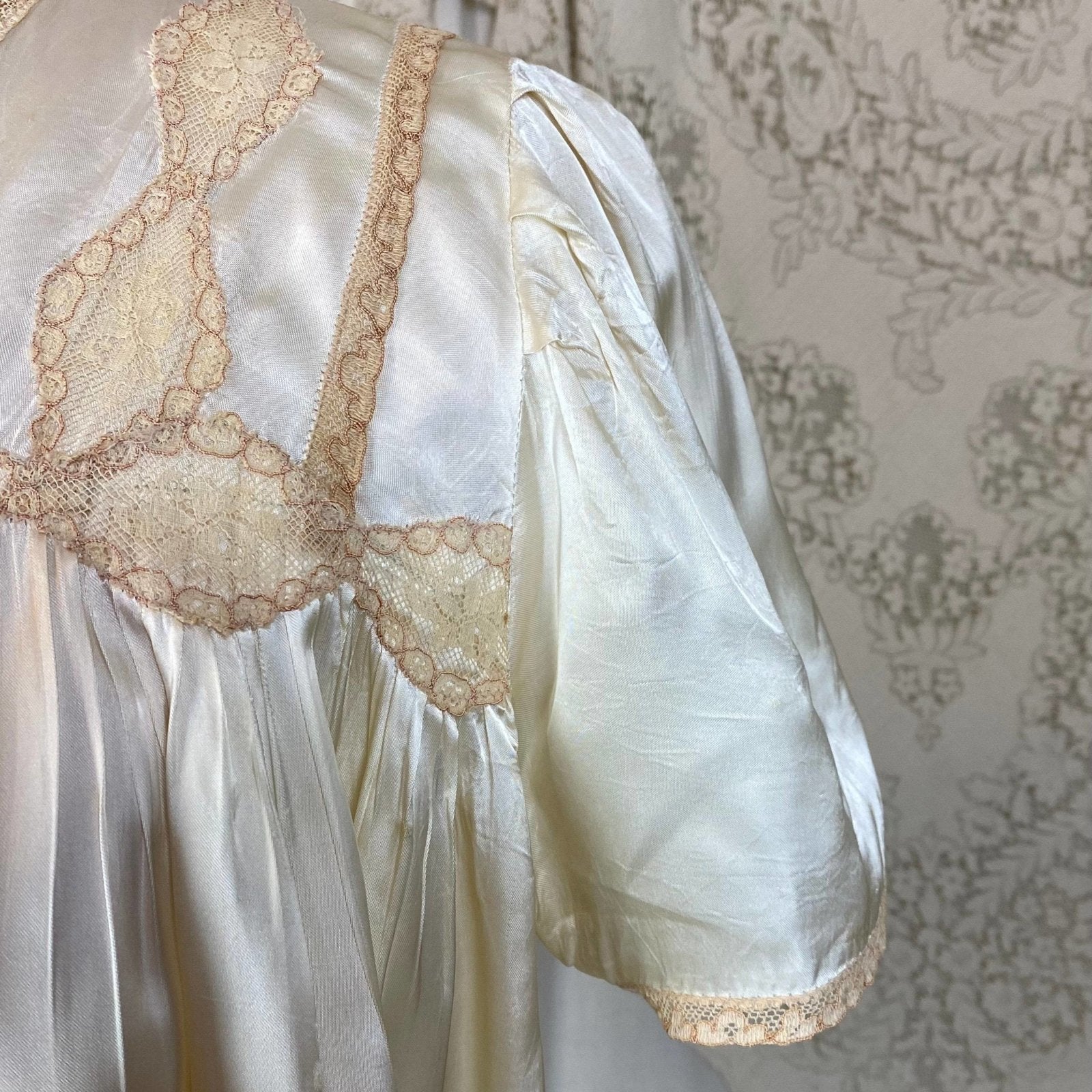Vintage 1940's Bed Jacket | Pale Champagne Ivory Rayon Satin with Warm Nude Lace | Size XS, S - Daggers & Dames