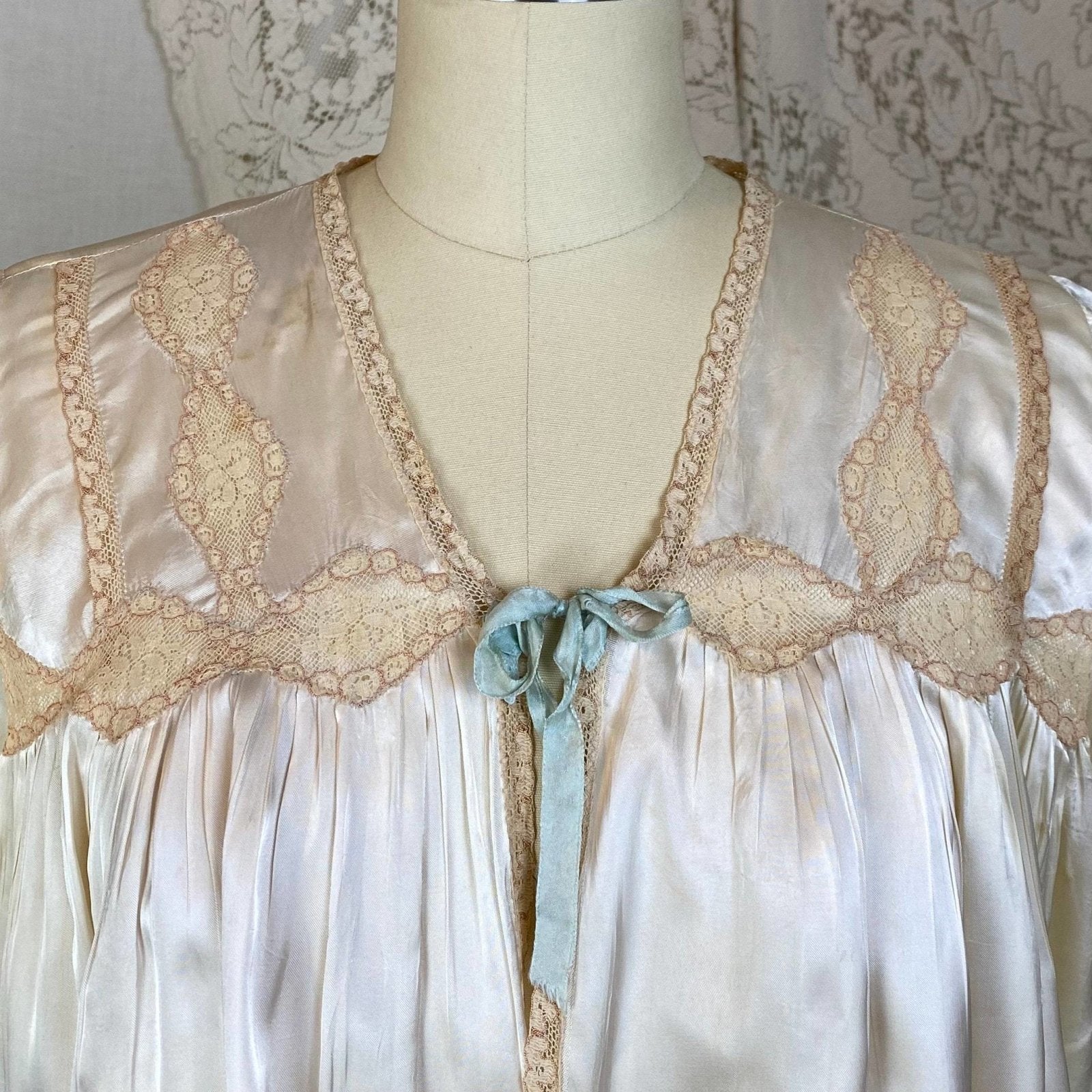 Vintage 1940's Bed Jacket | Pale Champagne Ivory Rayon Satin with Warm Nude Lace | Size XS, S - Daggers & Dames