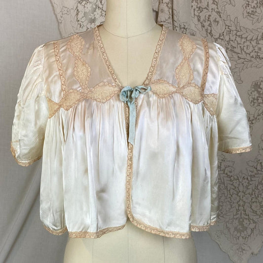 Vintage 1940's Bed Jacket | Pale Champagne Ivory Rayon Satin with Warm Nude Lace | Size XS, S - Daggers & Dames