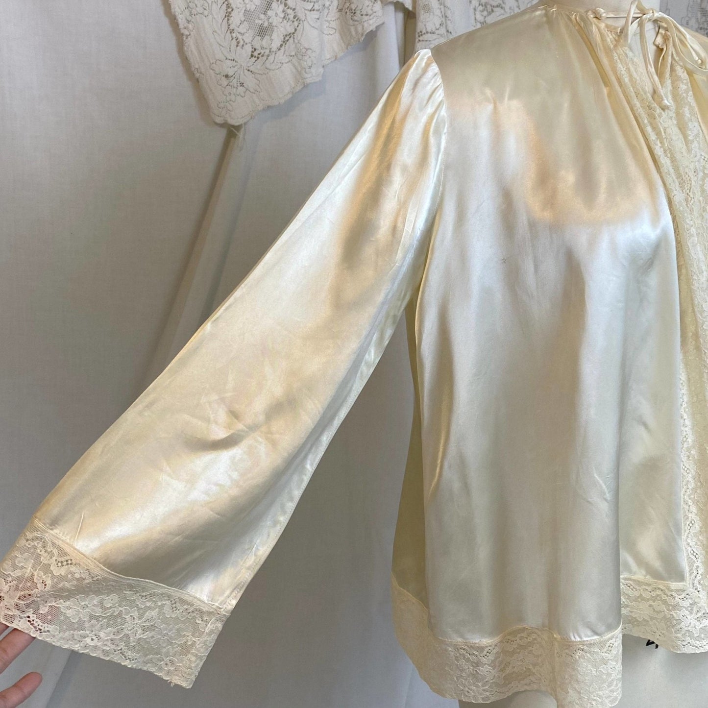 Vintage 1940's Bed Jacket | Warm Champagne Ivory Rayon Satin with Lace & Belled Sleeves | Size S, M - Daggers & Dames