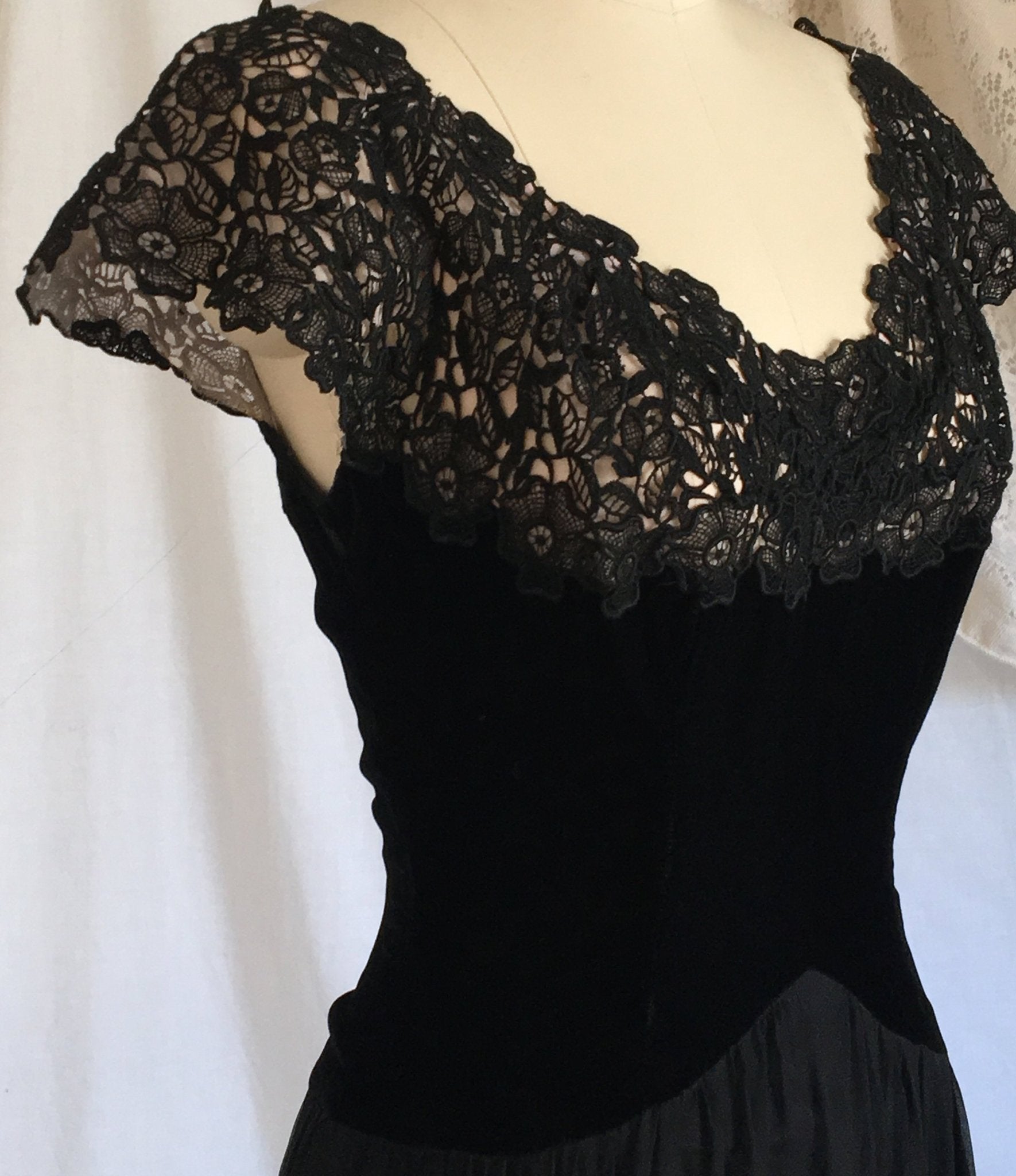 Vintage 1940's Dress | Black Velvet & Chiffon with Lace | Evening Gown | Off Shoulder | Size S - Daggers & Dames