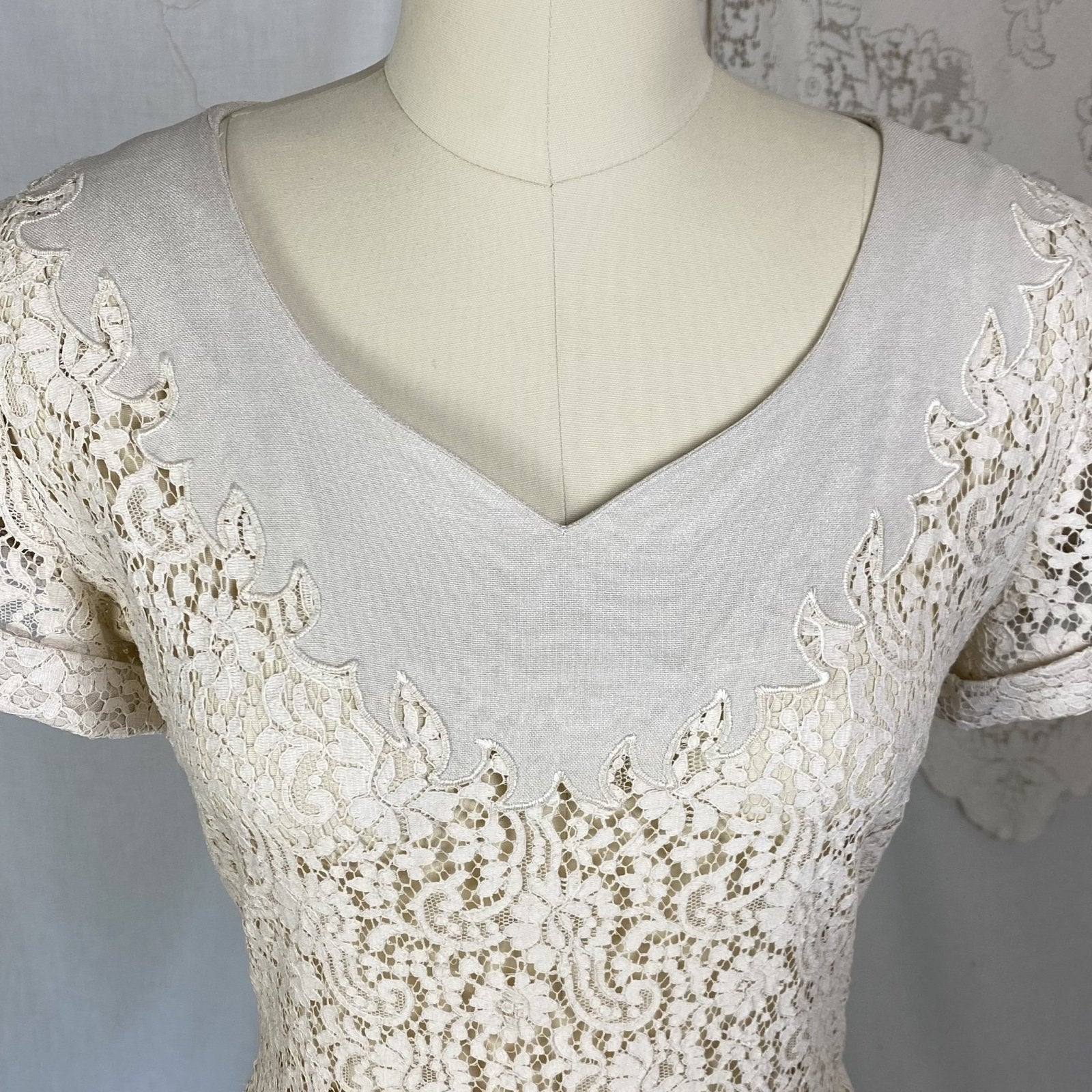 Vintage 1940's Dress | Light Nude Linen with Floral Guipure Lace | Size XS, S - Daggers & Dames