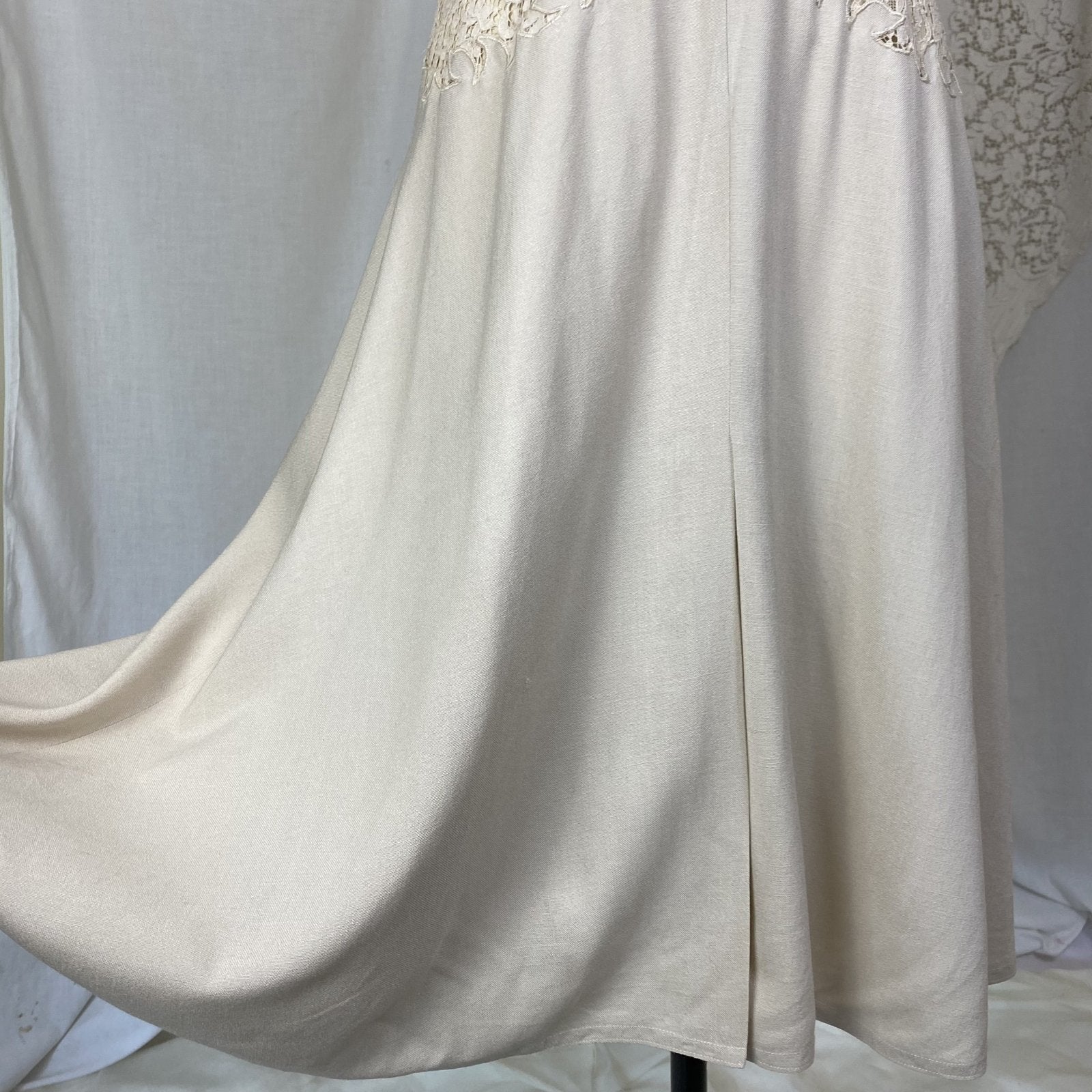 Vintage 1940's Dress | Light Nude Linen with Floral Guipure Lace | Size XS, S - Daggers & Dames