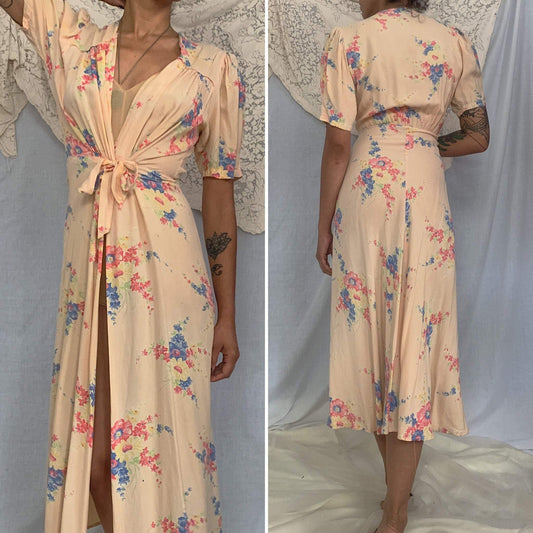 Vintage 1940's Dressing Gown Robe | Apricot Rayon with Bold Floral Print | Size S, M - Daggers & Dames