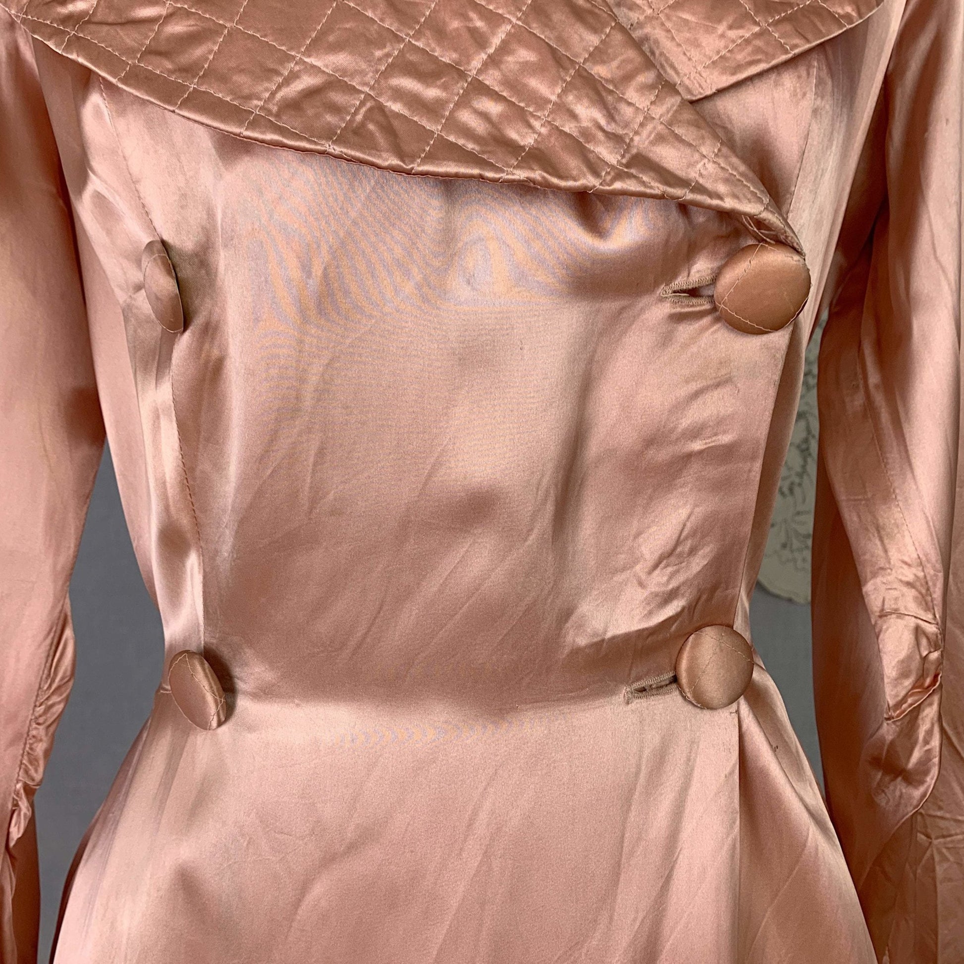 Vintage 1940's Dressing Gown Robe | Copper Rayon Satin with Quilted Collar & Button Closure | Size L - Daggers & Dames
