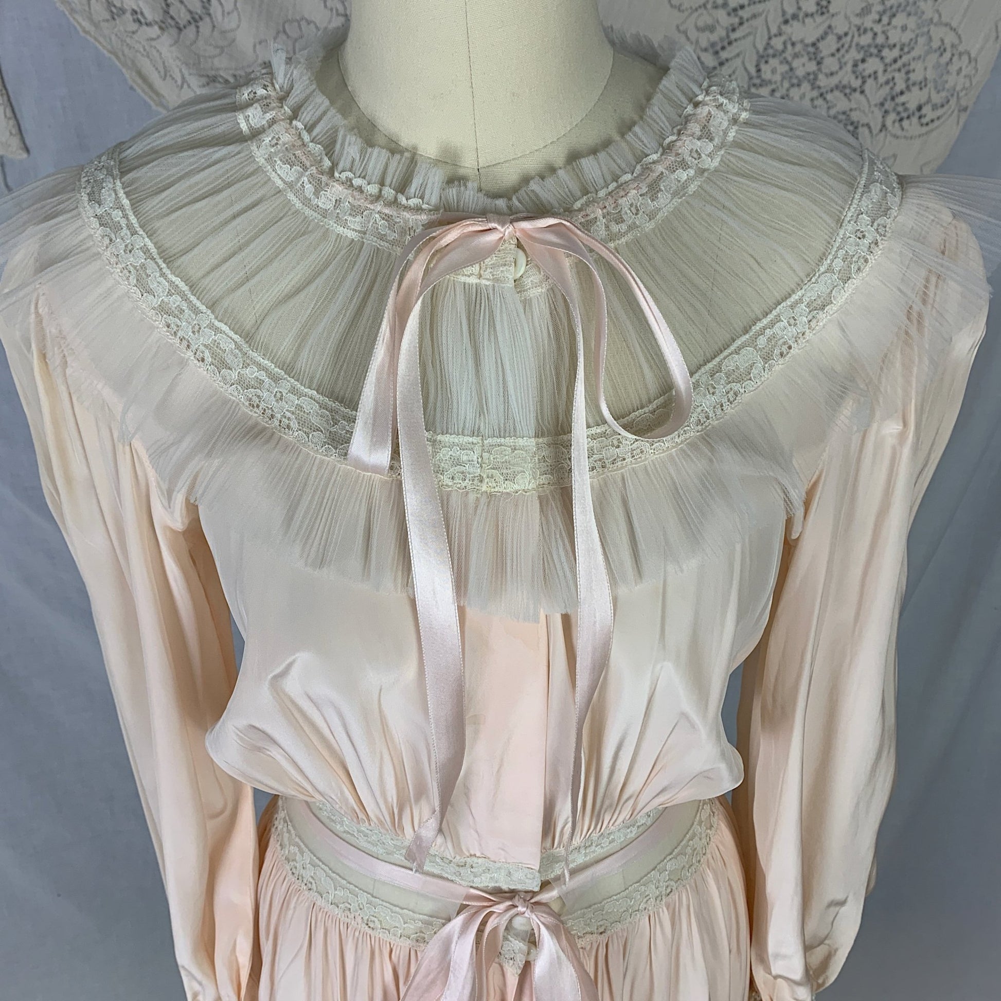 Vintage 1940's Dressing Gown Robe | Creamy Peach Rayon with White Ruched Tulle Yoke & Lace | Size XS, S | Radcliffe - Daggers & Dames