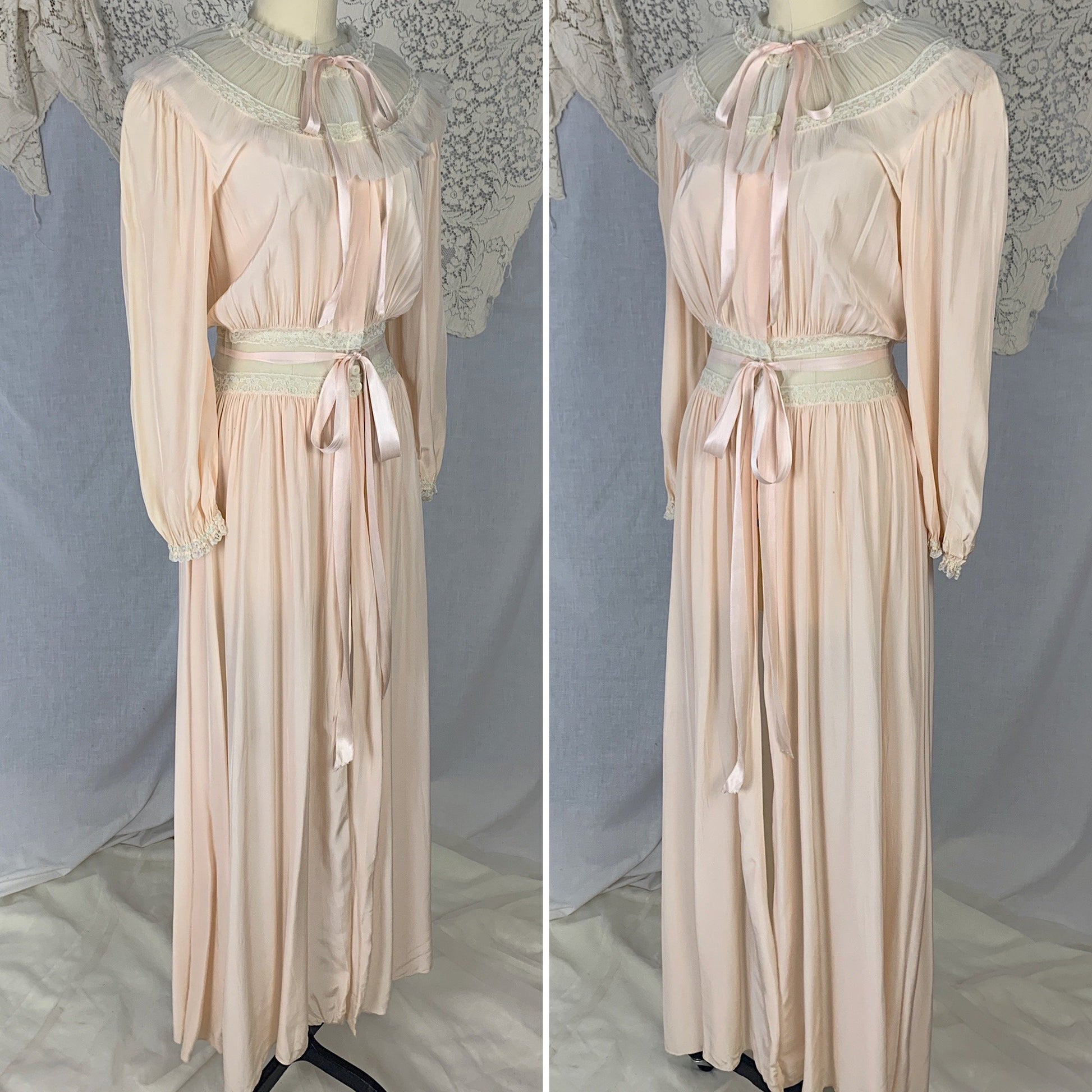 Vintage 1940's Dressing Gown Robe | Creamy Peach Rayon with White Ruched Tulle Yoke & Lace | Size XS, S | Radcliffe - Daggers & Dames