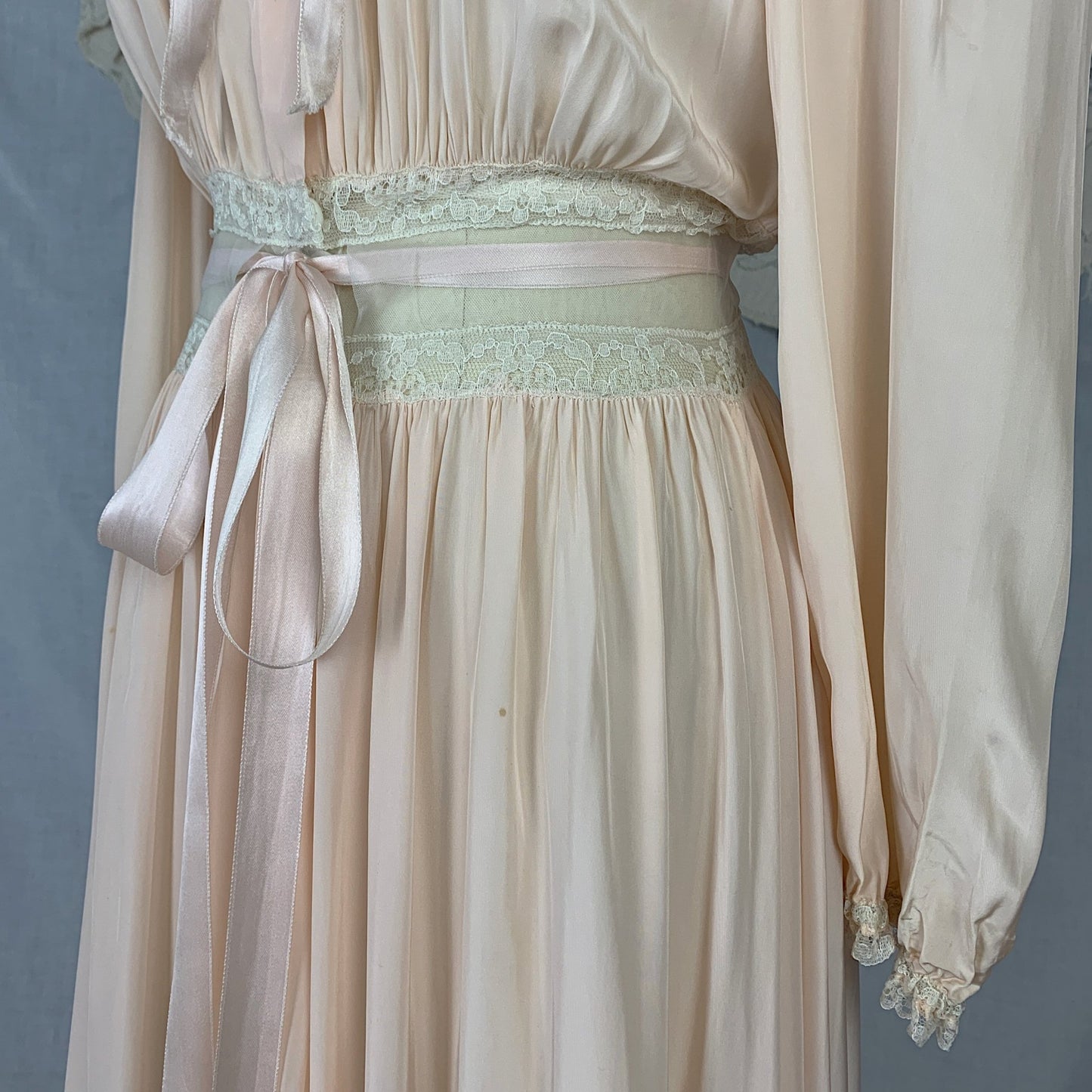 Vintage 1940's Dressing Gown Robe | Creamy Peach Rayon with White Ruched Tulle Yoke & Lace | Size XS, S | Radcliffe - Daggers & Dames