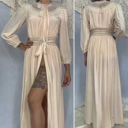 Vintage 1940's Dressing Gown Robe | Creamy Peach Rayon with White Ruched Tulle Yoke & Lace | Size XS, S | Radcliffe - Daggers & Dames