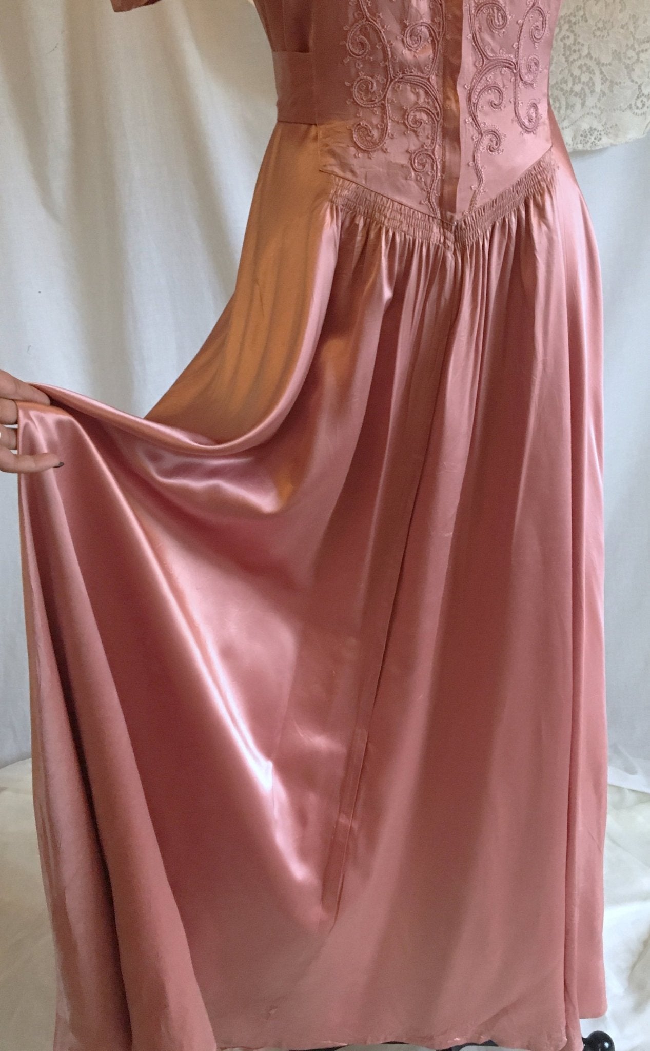 Vintage 1940's Dressing Gown Robe | Deep Blush Pink Satin Charmeuse with Embroidery | Size MED - Daggers & Dames