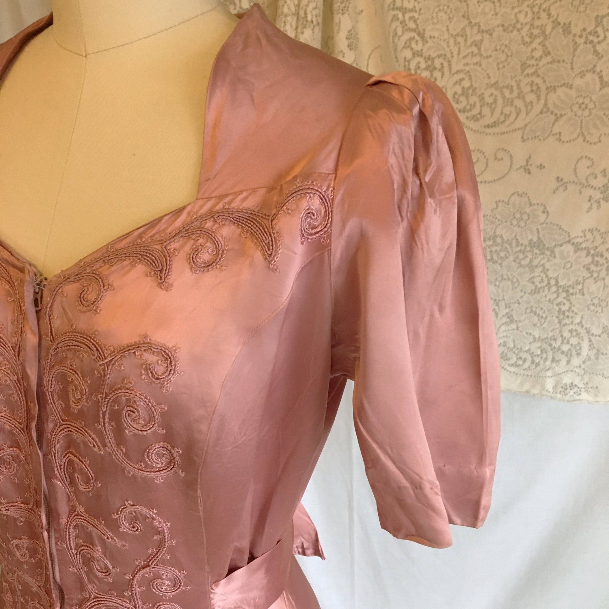 Vintage 1940's Dressing Gown Robe | Deep Blush Pink Satin Charmeuse with Embroidery | Size MED - Daggers & Dames