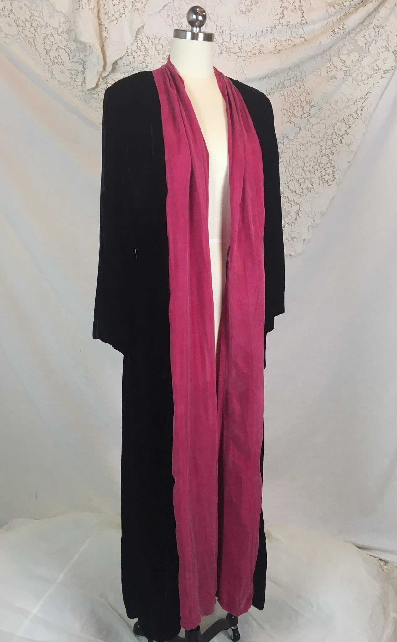 Vintage 1940's Dressing Gown Robe | Inky Black Silk Velvet with Fuchsia Silk | Size SM, MED, LG - Daggers & Dames