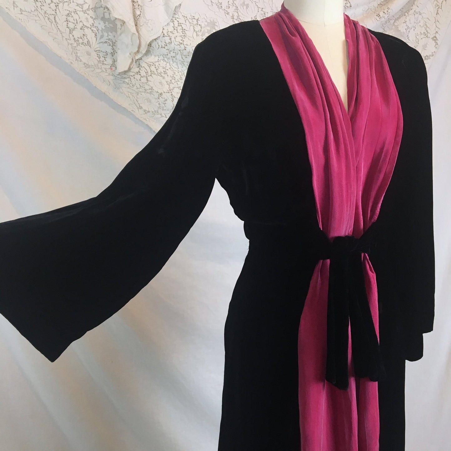 Vintage 1940's Dressing Gown Robe | Inky Black Silk Velvet with Fuchsia Silk | Size SM, MED, LG - Daggers & Dames