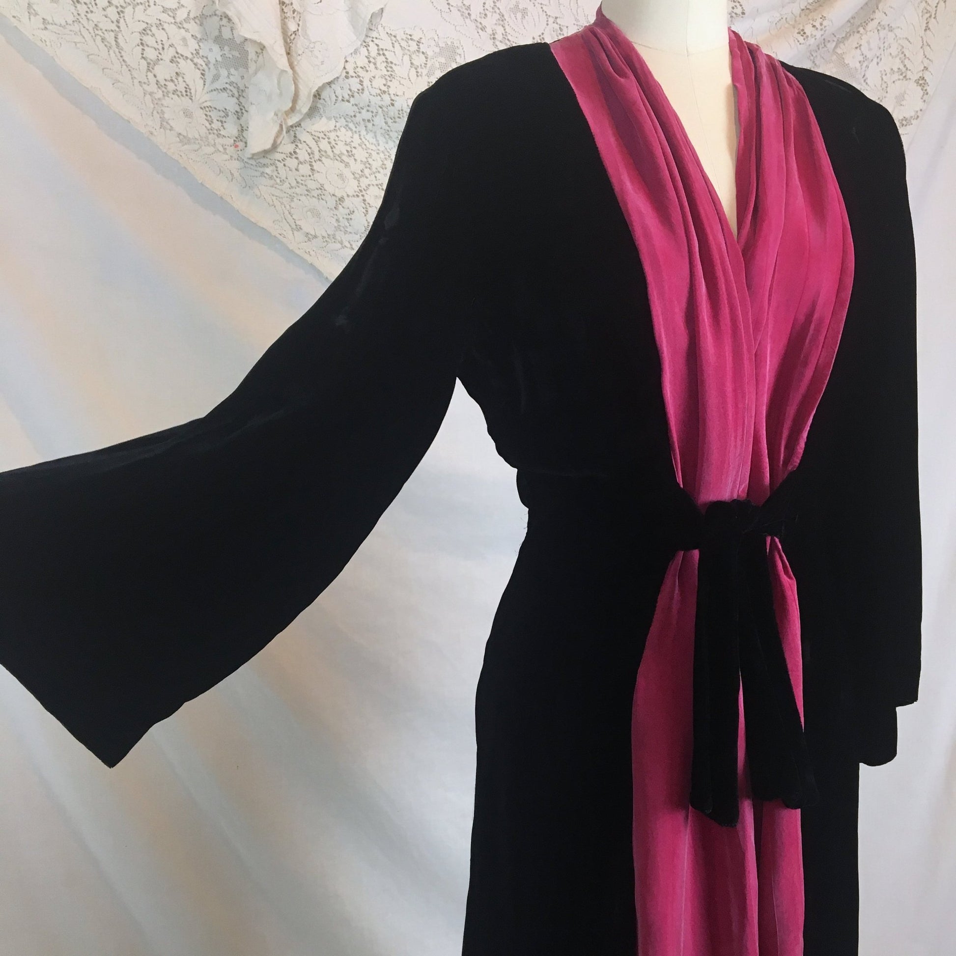 Vintage 1940's Dressing Gown Robe | Inky Black Silk Velvet with Fuchsia Silk | Size SM, MED, LG - Daggers & Dames