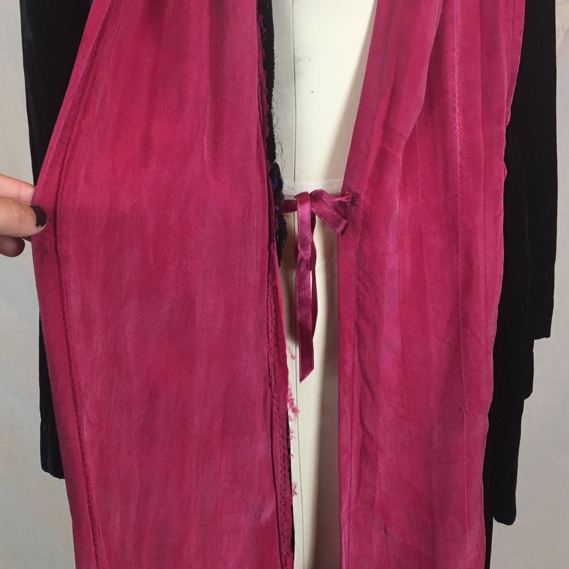 Vintage 1940's Dressing Gown Robe | Inky Black Silk Velvet with Fuchsia Silk | Size SM, MED, LG - Daggers & Dames