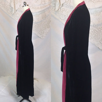 Vintage 1940's Dressing Gown Robe | Inky Black Silk Velvet with Fuchsia Silk | Size SM, MED, LG - Daggers & Dames