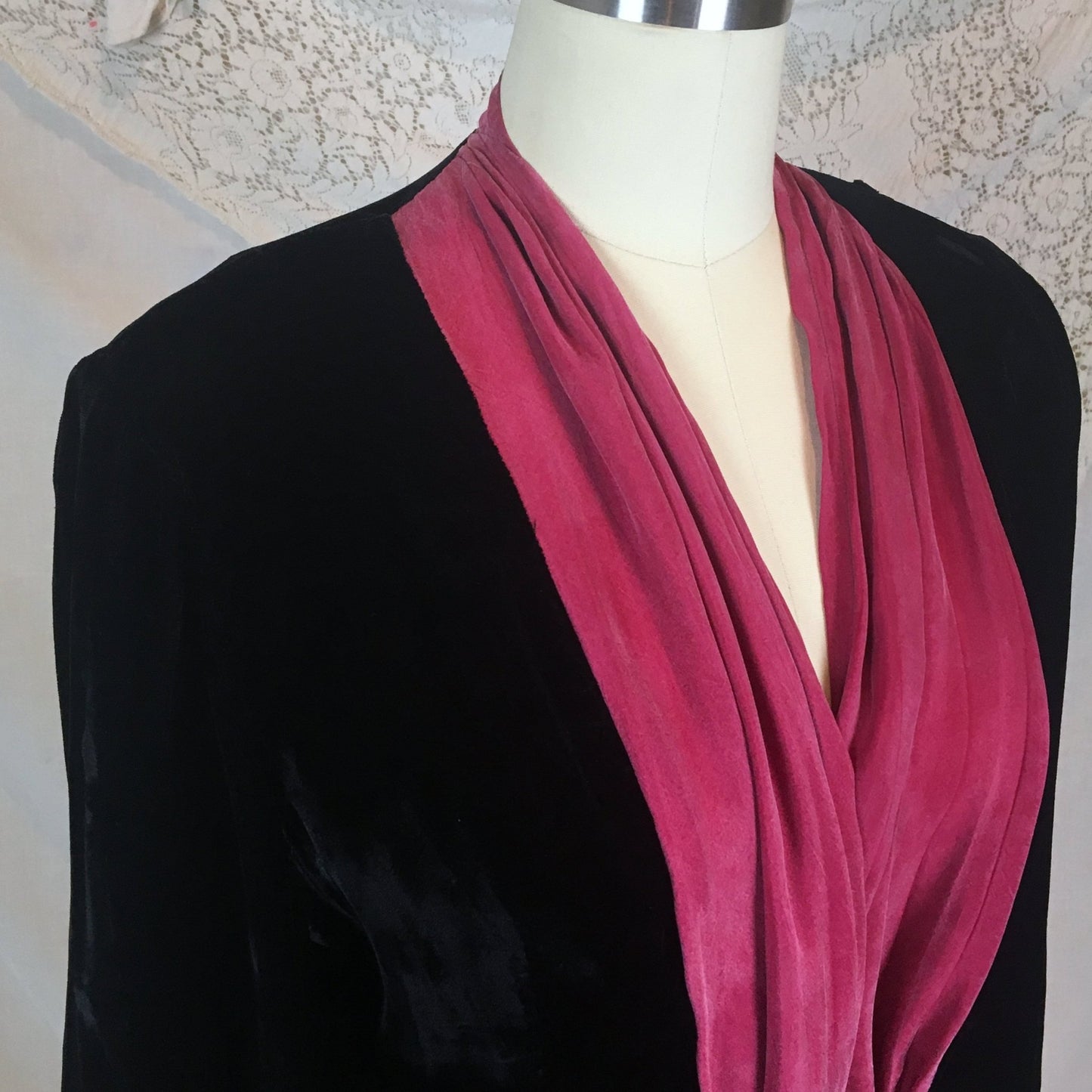 Vintage 1940's Dressing Gown Robe | Inky Black Silk Velvet with Fuchsia Silk | Size SM, MED, LG - Daggers & Dames