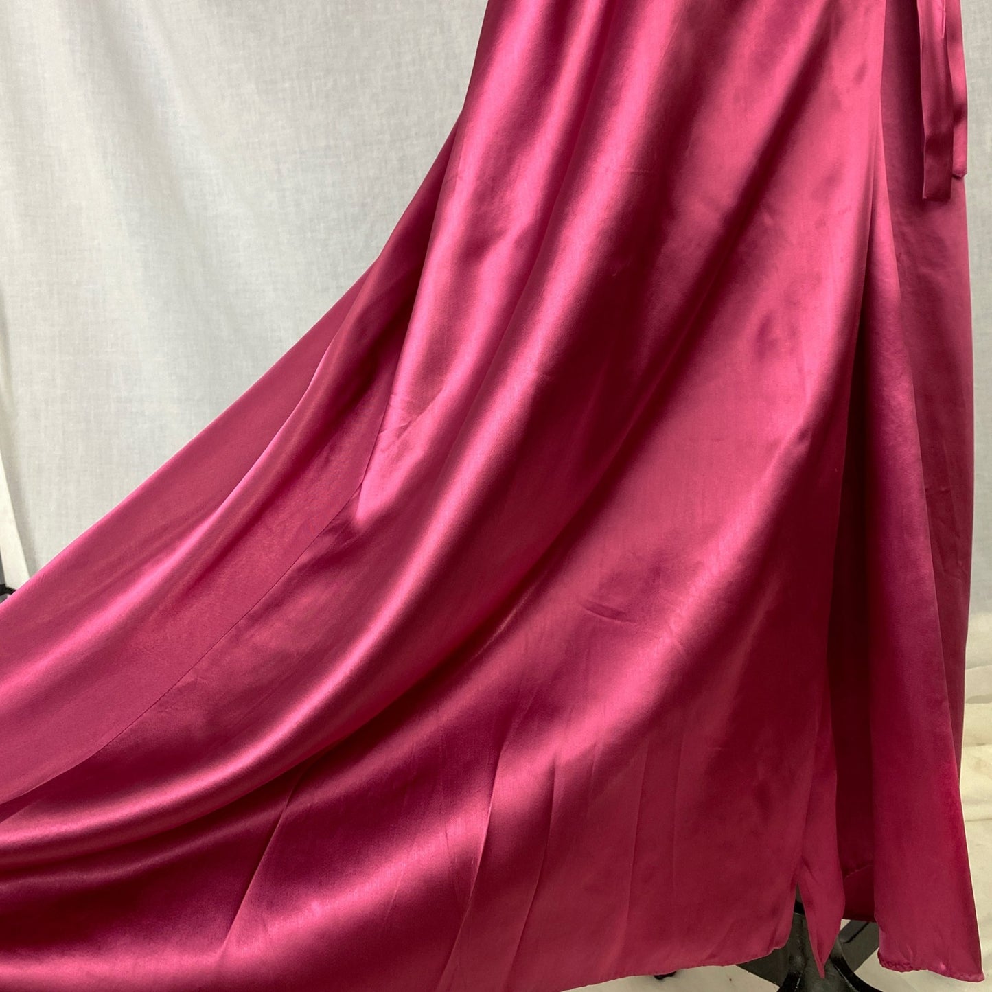 Vintage 1940's Dressing Gown Robe | Merlot Red Rayon Satin with Scalloped Edging | Size S, M, L | Never Worn - Daggers & Dames