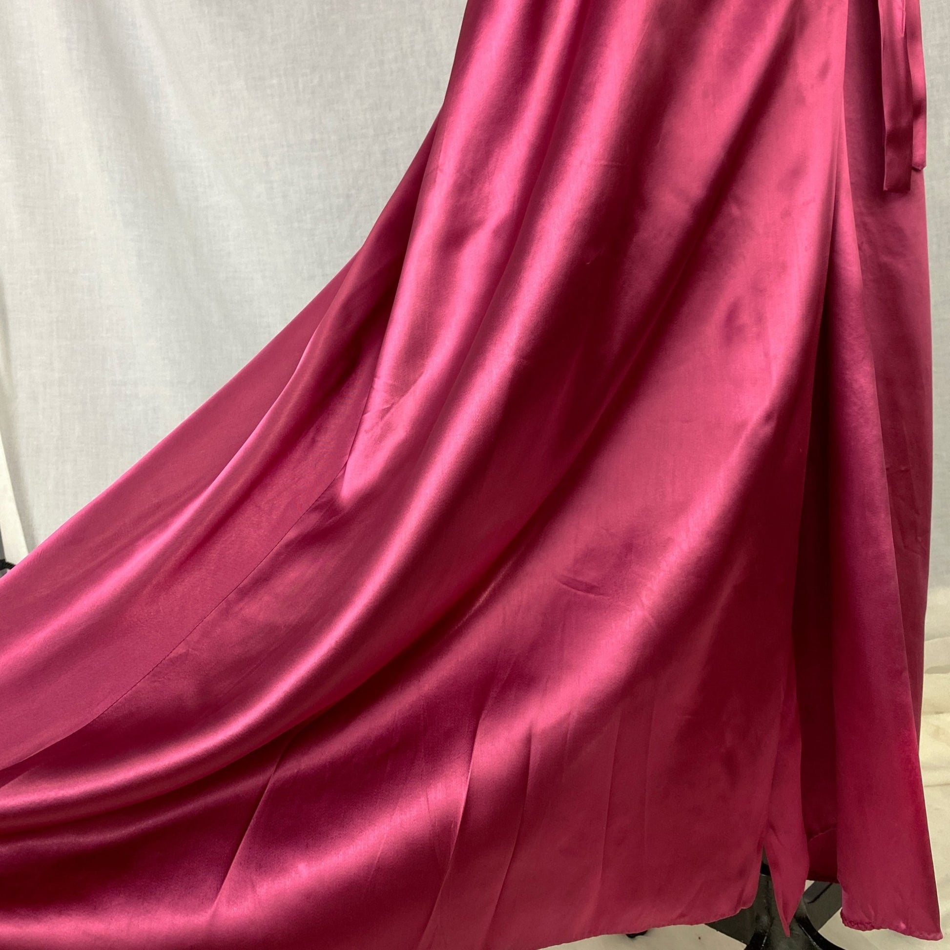 Vintage 1940's Dressing Gown Robe | Merlot Red Rayon Satin with Scalloped Edging | Size S, M, L | Never Worn - Daggers & Dames