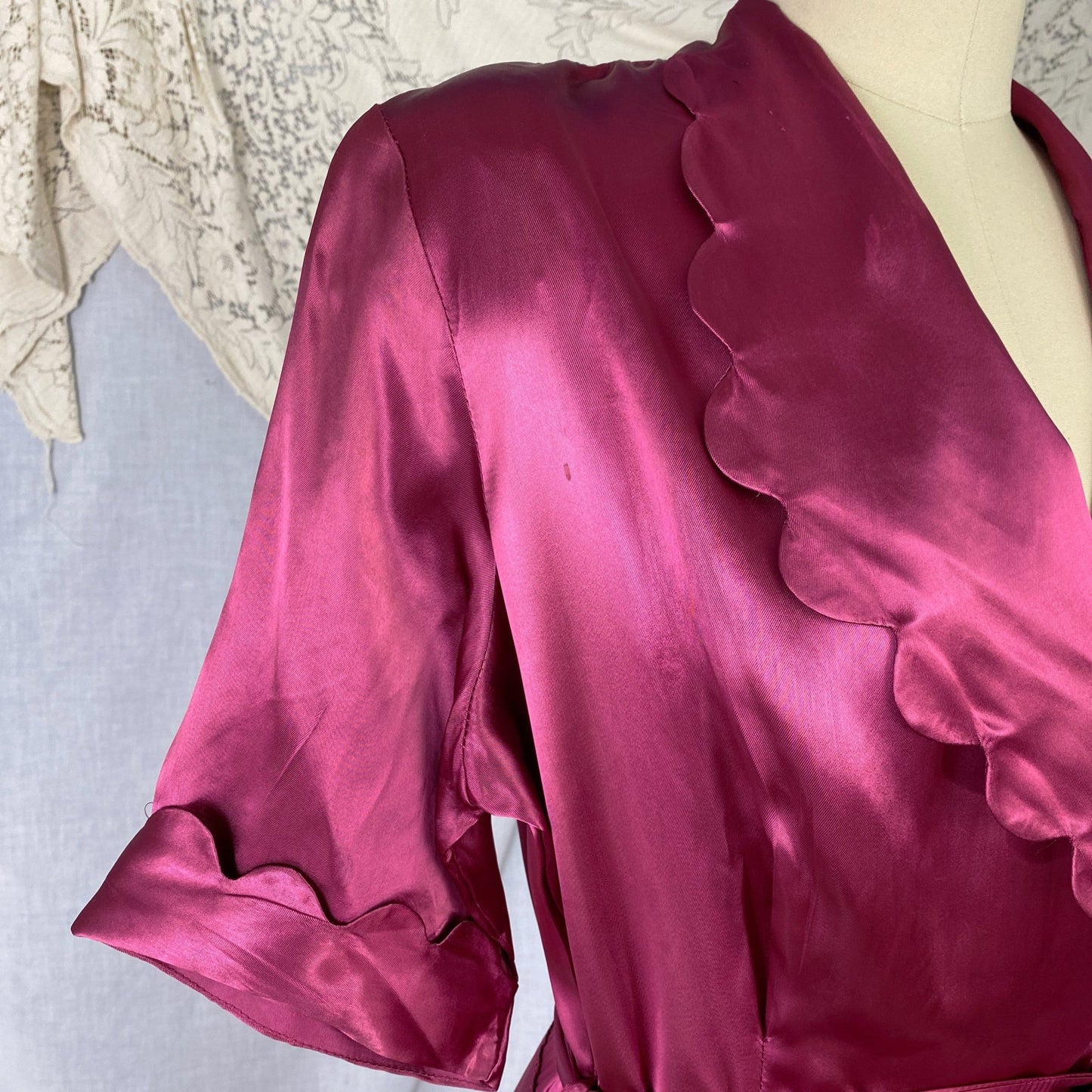 Vintage 1940's Dressing Gown Robe | Merlot Red Rayon Satin with Scalloped Edging | Size S, M, L | Never Worn - Daggers & Dames