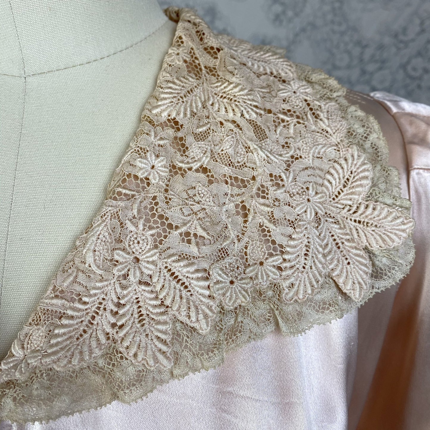 Vintage 1940's Dressing Gown Robe | Rich Dusty Rose Pink Rayon Satin Charmeuse with Nude Embroidered Lace | Size M - Daggers & Dames
